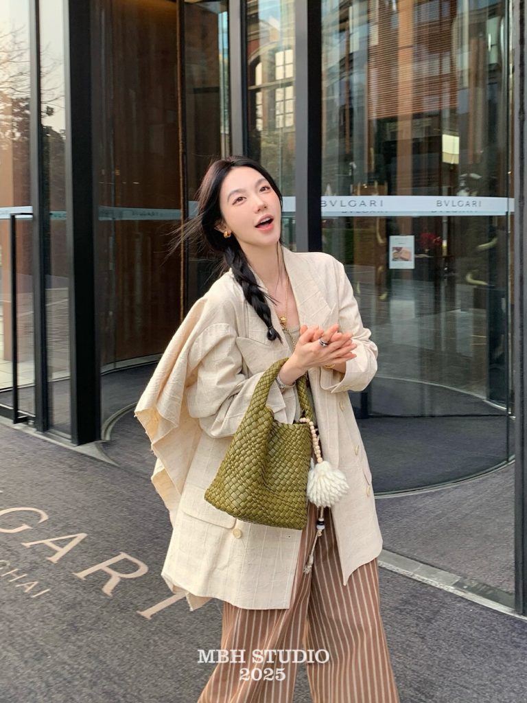 MBH Handwoven Bucket Bag Large Capacity Commuter Versatile Handbag with Storage Bag and Shoulder Strap