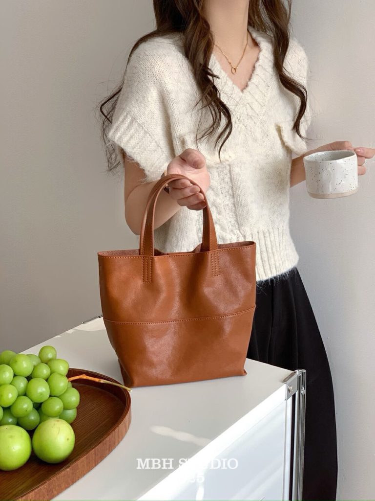 2025 New Top Layer Vegetable Tanned Leather Bucket Bag Soft Leather Versatile Minimalist Crossbody Handbag with Shoulder Strap