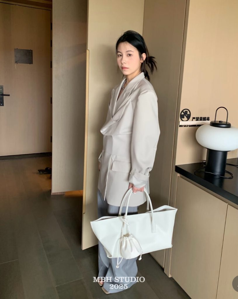 Minimalist Korean Style Tote Bag with Small Pouch and Liner